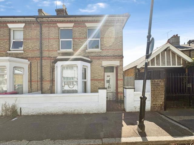 Queens Road, Southend On Sea 4 bed end of terrace house to rent £1,750 pcm £404 pw