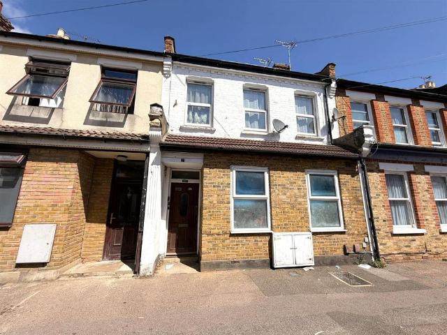 Queens Road, Southend On Sea, Essex 2 bed flat to rent £1,000 pcm £231 pw