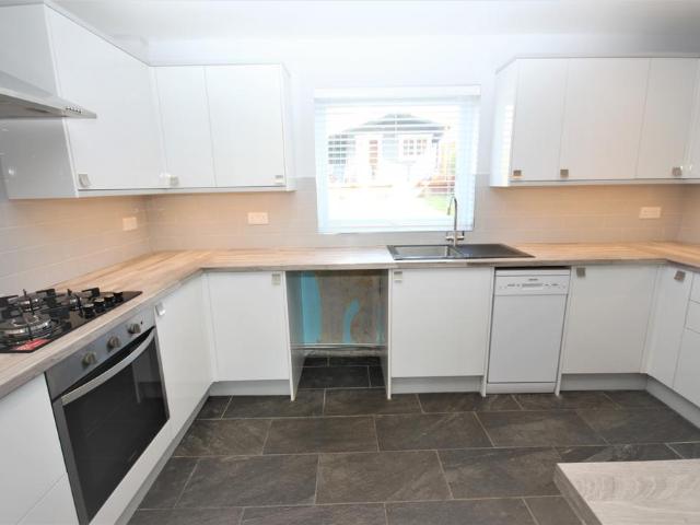 Queens Road, Southwick BN42 3 bed semi detached house to rent £1,895 pcm £437 pw