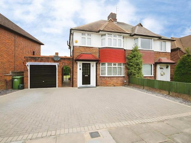 Queens Walk, Ashford, Surrey, TW15 3 bed semi detached house to rent £2,250 pcm £519 pw