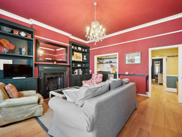 Queensberry Place, South Kensington. 1 bed flat to rent £4,250 pcm £981 pw
