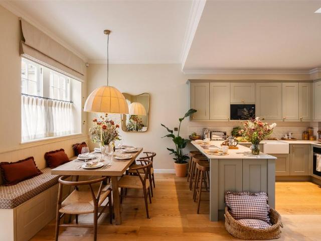 Queensbury Mews West, South. 2 bed mews to rent £10,500 pcm £2,423 pw