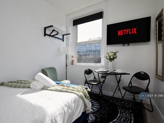 Queensgate, Huddersfield, HD1 Studio to rent £850 pcm £196 pw