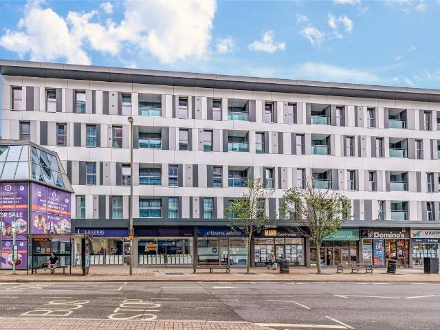 Queensgate, Redhill RH1, 1 bed flat to rent, £1,300 pcm | PrimeLocation