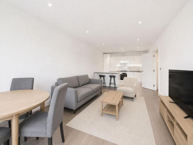 Queenshurst Square, Kingston Upon. 2 bed flat to rent £2,400 pcm £554 pw