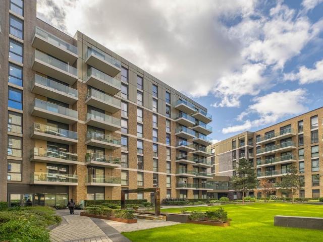 Queenshurst Square Kingston upon. 2 bed flat to rent £2,700 pcm £623 pw