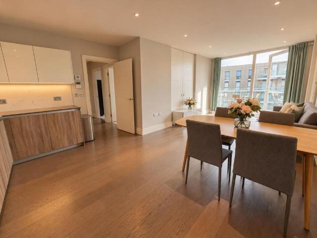 Queenshurst Square Kingston upon. 3 bed apartment to rent £3,500 pcm £808 pw