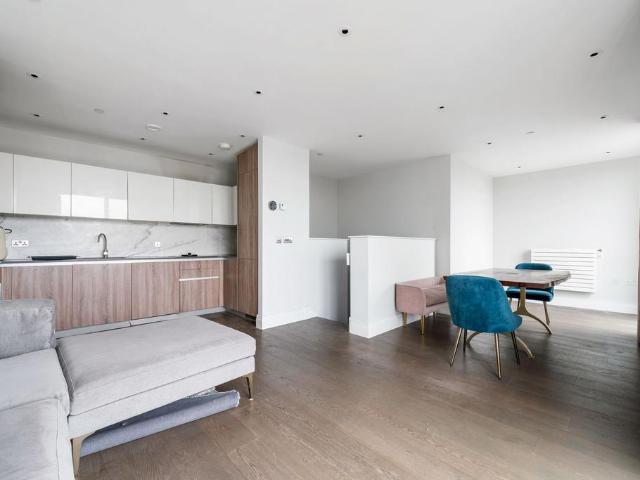 Queenshurst Square, Hamond Court. 2 bed apartment to rent £3,900 pcm £900 pw
