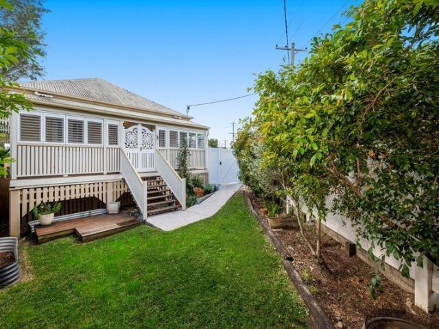 Queenslander Charm, Contemporary Comfort & a Walk Everywhere Lifestyle