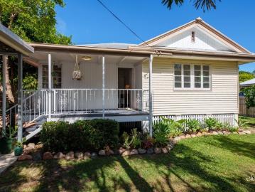 Queenslander Charm, High Clearance Shed & Established Gardens Large Block in Wulguru!