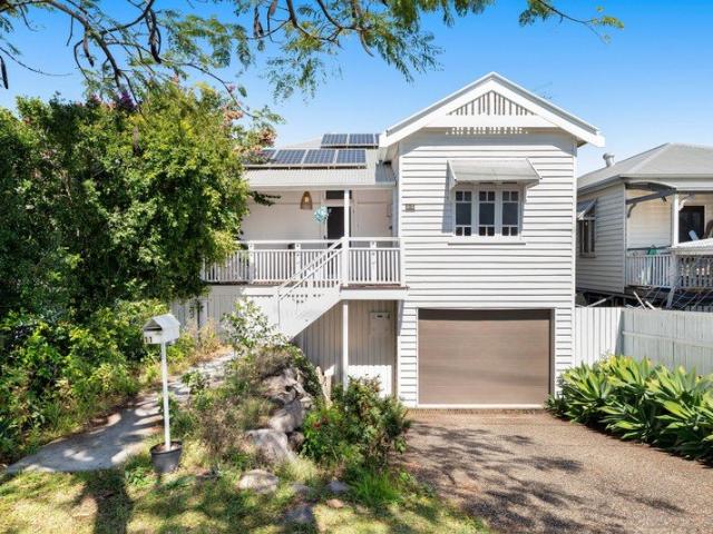 Queenslander Charm, Poolside Living + City Glimpses