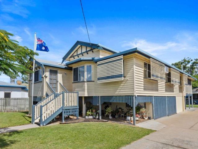 Queenslander on Half Acre Close to CBD