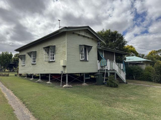 Queenslander Style Cottage on Generous Fenced Block