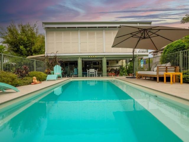 Queenslander with Pool, Shed + Side access