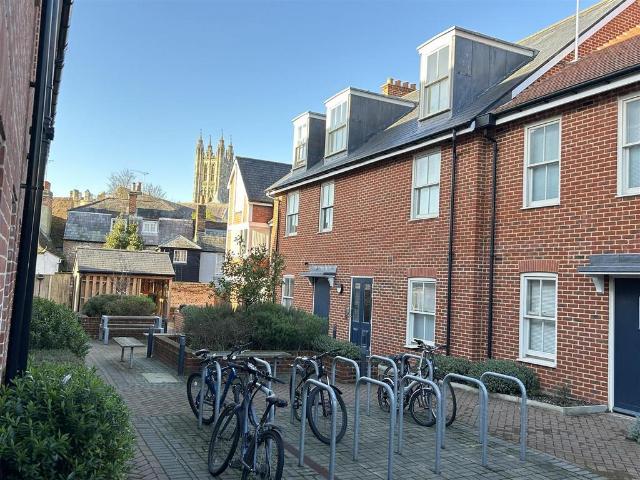 Queningate Mews, Canterbury CT1 Studio to rent £1,100 pcm £254 pw
