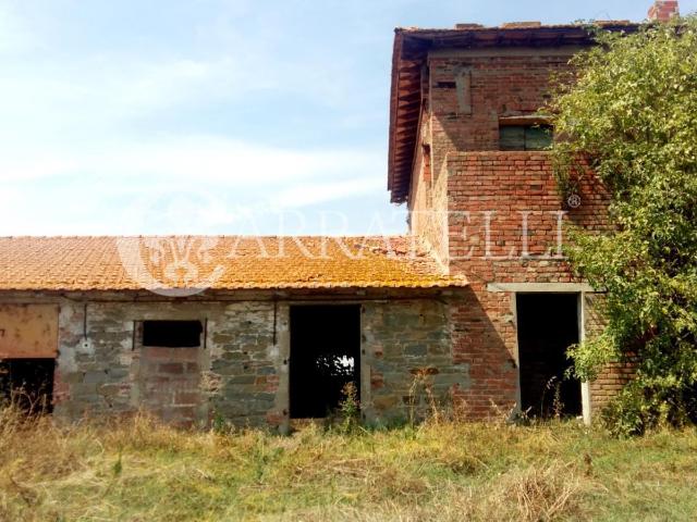 Questo casale da ristrutturare con annessi si trova nel comu. 820m² Cortona