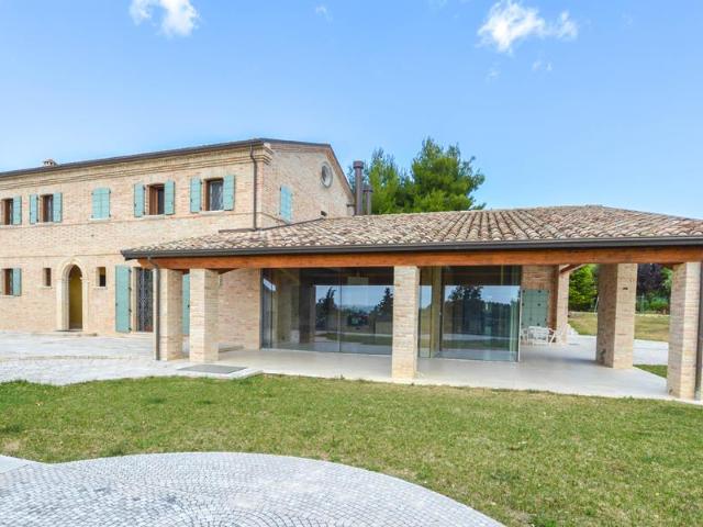 Questa maestosa villa nelle Marche centrali, un tempo casa c. 795m² Monte San Vito