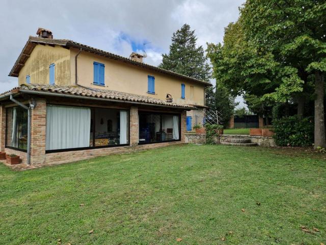 Questa villa di circa 480 mq con dependance e un annesso di. 480m² Massa Martana