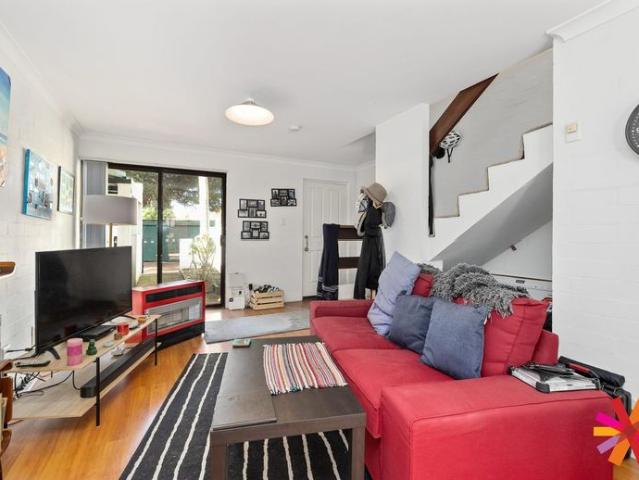 QUITE TOWNHOUSE IN AN EXCEPTIONAL LOCATION