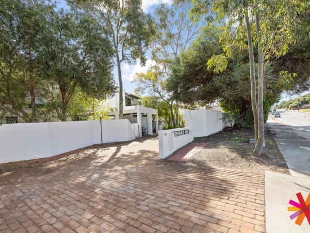 QUITE TOWNHOUSE IN AN EXCEPTIONAL LOCATION