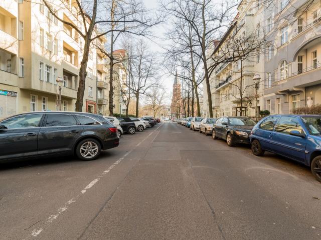Quite apartment with original wooden floor on a side street of Kurfürstendamm, Berlin Amsterdam Apartments for Rent