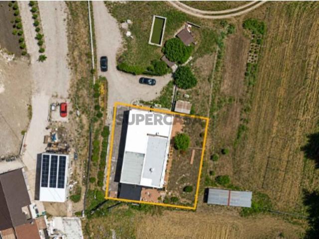 Quinta com 2 Armazéns com Terreno para Venda em Portimão