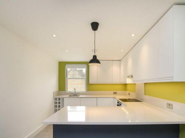 Quicks Road, London SW19 2 bed flat to rent £2,350 pcm £542 pw