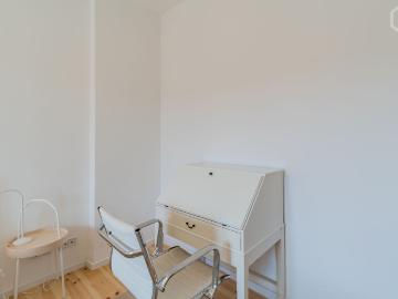Quiet 60m² Flat with Balcony and Sunroom near Südkreuz, Berlin Amsterdam Apartments for Rent