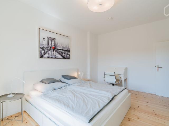 Quiet 60m² Flat with Balcony and Sunroom near Südkreuz, Berlin Amsterdam Apartments for Rent