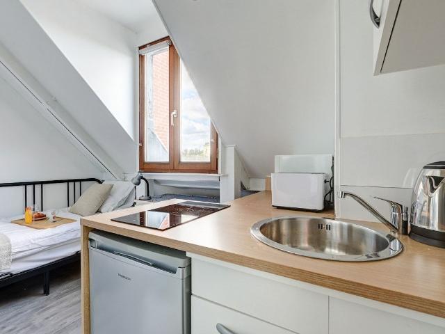 Quiet 1BR Studio with AC and Rooftop Views in the 16th