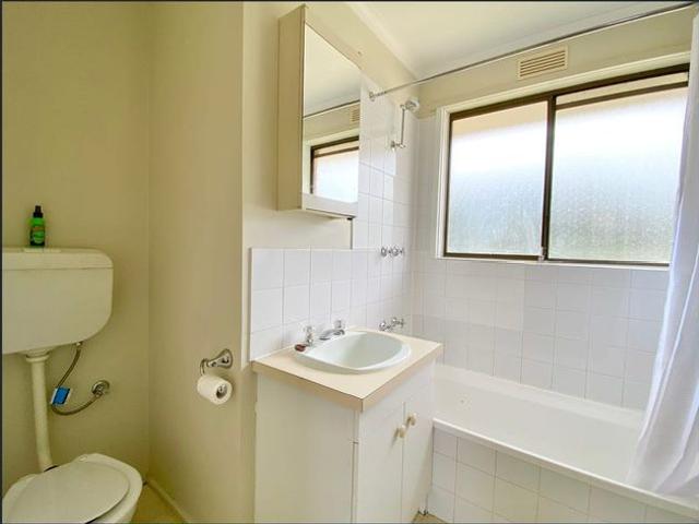 Quiet 2 bedroom unit in great location