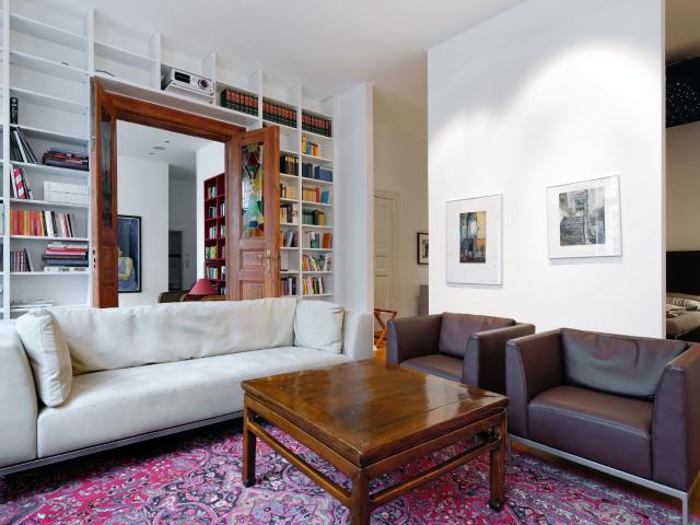 Quiet 3 Room Apartment with Projector near Kurfürstendamm in Charlottenburg