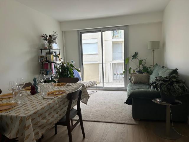 Quiet T2, newly renovated, with balconies, 7 mins from RER
