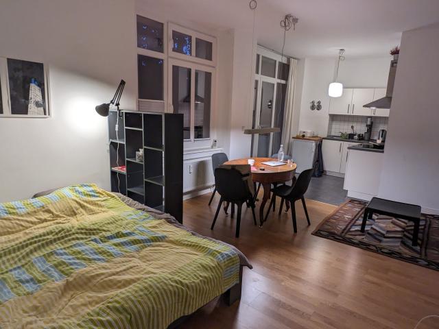 Quiet, tasteful 1 room apartment in a period building in Neukölln, Weserstraße