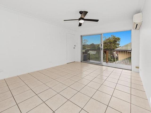 Quiet top floor renovated unit with modern comforts
