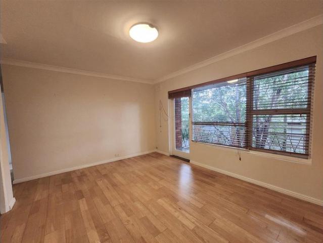 QUIET & WELL MAINTAINED 2 BEDROOMS UNIT