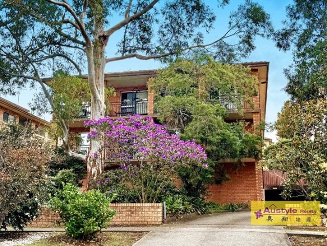 Quiet and convenient full brick 2 bedrooms unit in Parramatta!