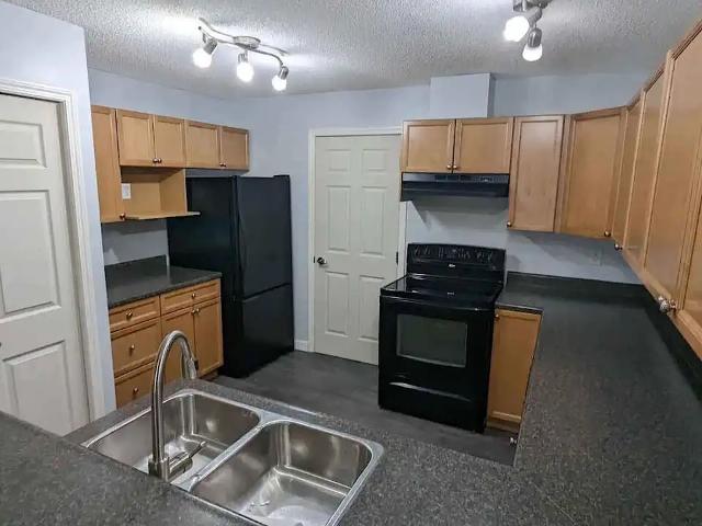 Quiet and Clean 2 Bed / 1 Bath Condo