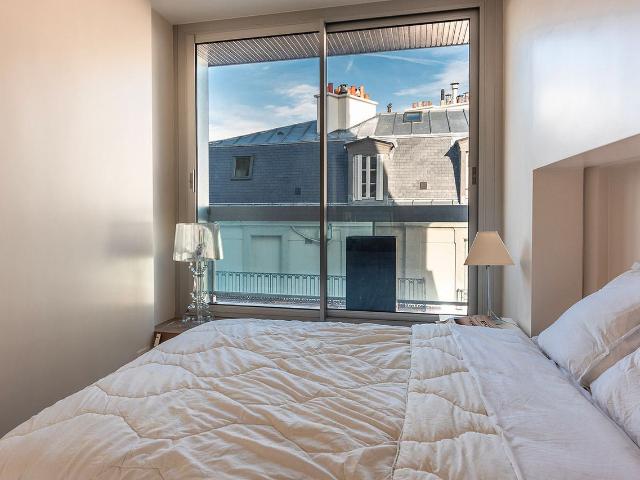 Quiet and bright, 2 bedrooms in perfect condition, Paris Amsterdam Apartments for Rent
