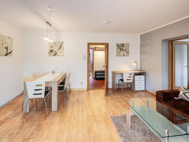 Quiet and green: 3 room apartment with terrace