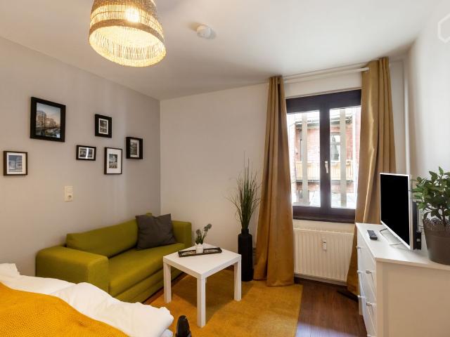 Quiet and fashionable suite located in Köln, directly at the Berliner Street with all shops and restaurants, Koln Amsterdam Apartments for Rent