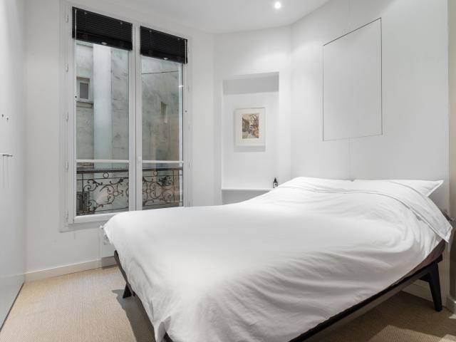 Quiet and luxurious apartment connecting business, leisure and mobility
