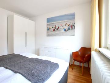 Quiet and spacious 1 bedroom apartment right next to Friesenplatz, Koln Amsterdam Apartments for Rent