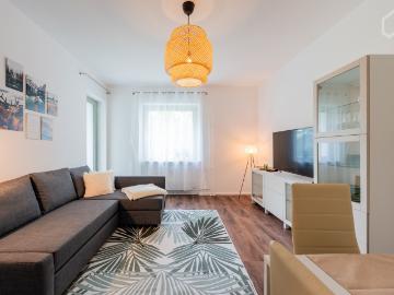 Quiet and sunny apartment with balcony, parking space, bathtub and office in leafy Spandau