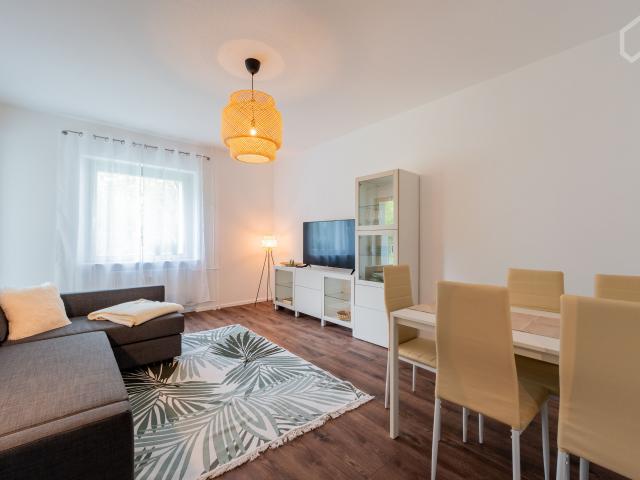 Quiet and sunny apartment with balcony, parking space, bathtub and office in leafy Spandau