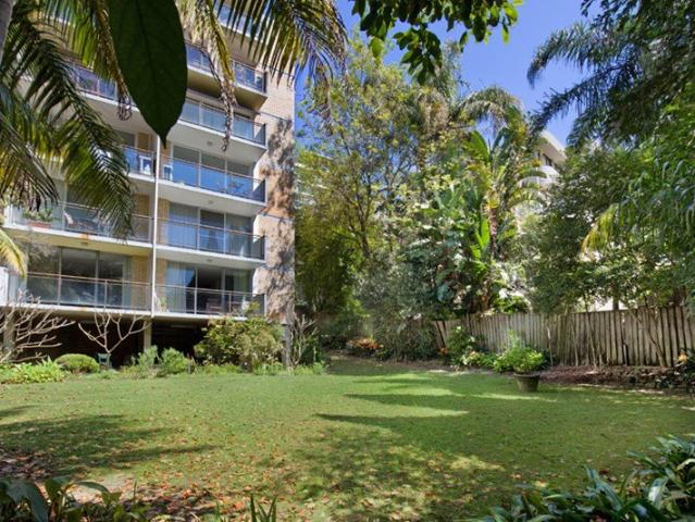 QUIET AND PRIVATE ASPECT MINUTES EDGECLIFF CENTRE AND DOUBLE BAY LIFESTYLE [FRESHLY PAINTED / CARPETED]