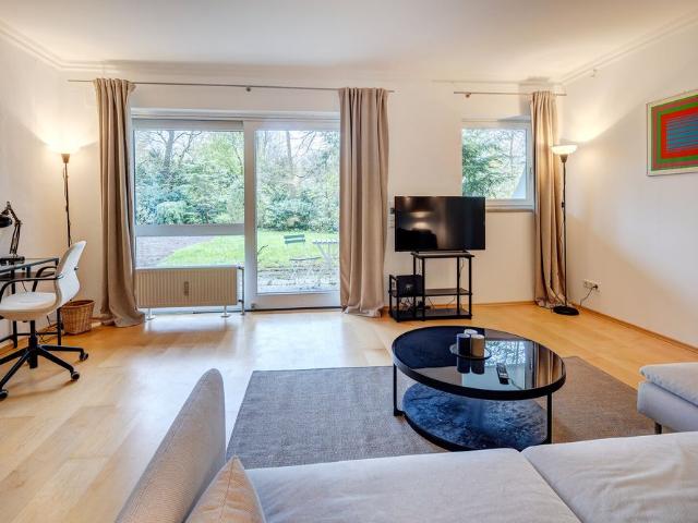 Quiet apartment directly at the English Garden