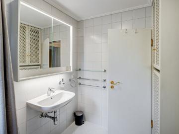 Quiet apartment in Solln with two balconies