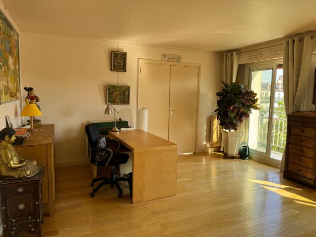 Quiet apartment with balcony 1 separate bedroom With elevator on the 6th floor, 4 minutes from the metro to the center of Paris
