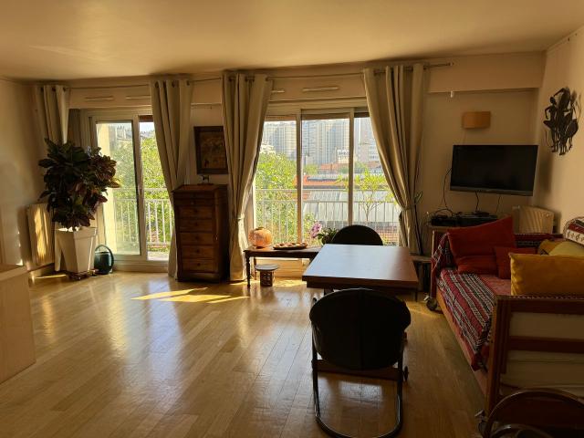 Quiet apartment with balcony 1 separate bedroom With elevator on the 6th floor, 4 minutes from the metro to the center of Paris, Paris Amsterdam Apartments for Rent